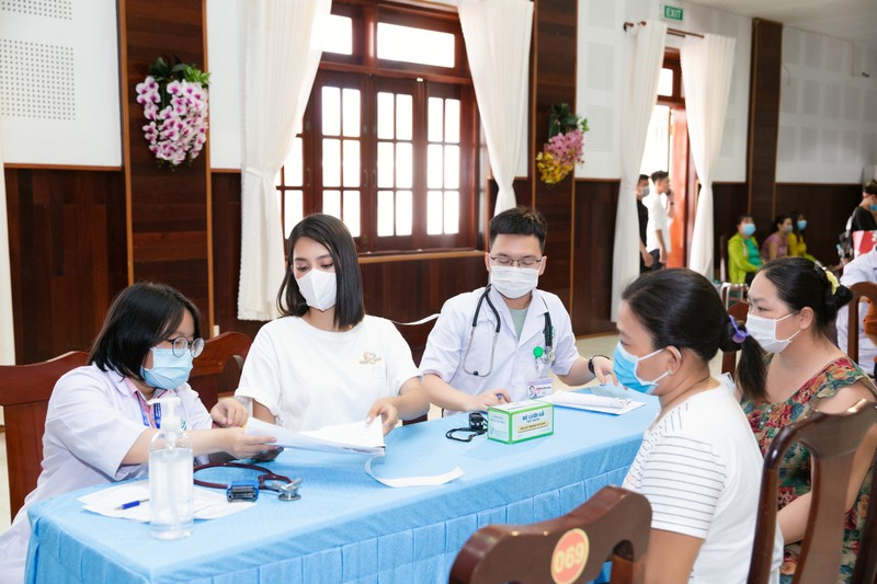 Tiểu Vy, Đỗ Hà, Kiều Loan tổ chức khám bệnh cho công nhân - ảnh 1