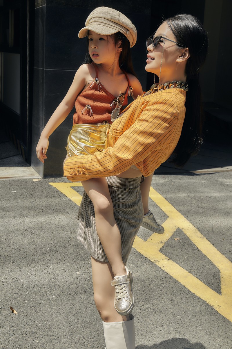 Á hậu Diễm Trang cùng con gái chụp ảnh streetstyle - ảnh 4