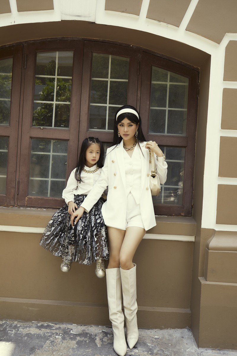 Á hậu Diễm Trang cùng con gái chụp ảnh streetstyle - ảnh 1