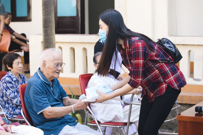 Dàn hoa hậu tặng 100 triệu mua vaccine cho công nhân Bắc Giang - ảnh 2