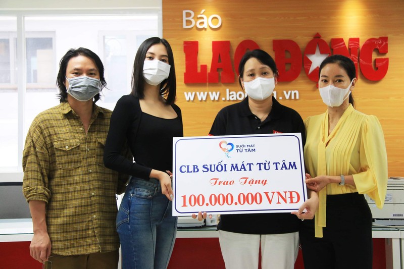 Dàn hoa hậu tặng 100 triệu mua vaccine cho công nhân Bắc Giang - ảnh 1