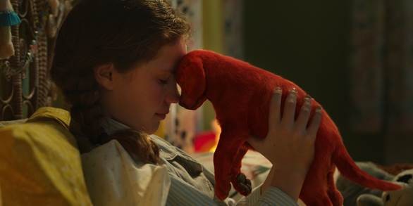 Phim về chú chó đỏ khổng lồ nổi tiếng thế giới tung trailer đáng yêu  - ảnh 1