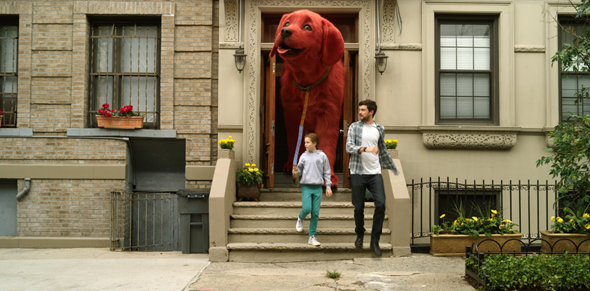 Phim về chú chó đỏ khổng lồ nổi tiếng thế giới tung trailer đáng yêu  - ảnh 2
