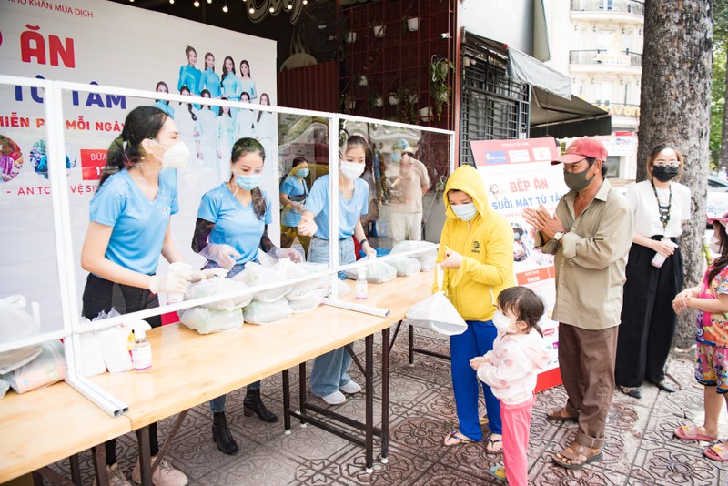 CLB 'Suối mát từ tâm' hơn 15.000 suất cơm tặng bà con nghèo - ảnh 1