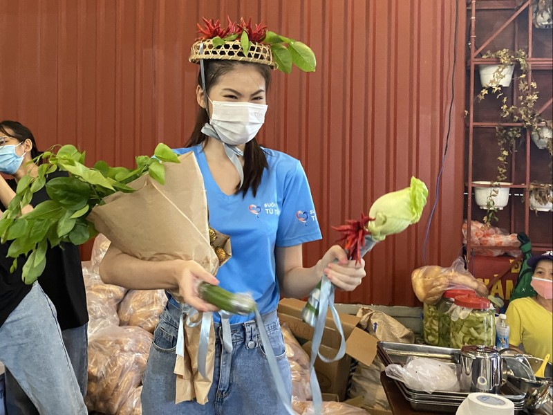 Á hậu Phương Anh làm bánh kem tỏi tặng á hậu Ngọc Thảo sinh nhật giữa mùa dịch - ảnh 1