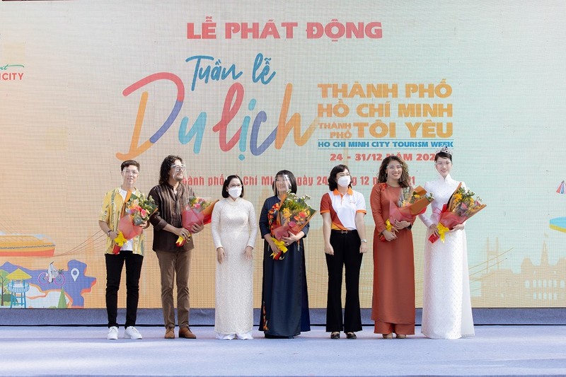 Á hậu Phương Anh, diện áo dài đội vương miện diễu hành khắp Sài Gòn - ảnh 1