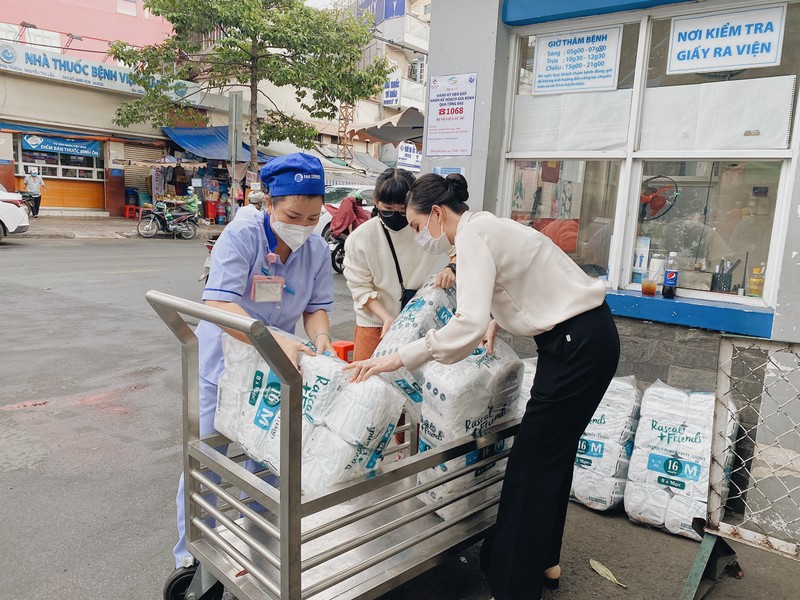 Tường San tặng tã cho các em nhỏ trong khu điều trị COVID - ảnh 2