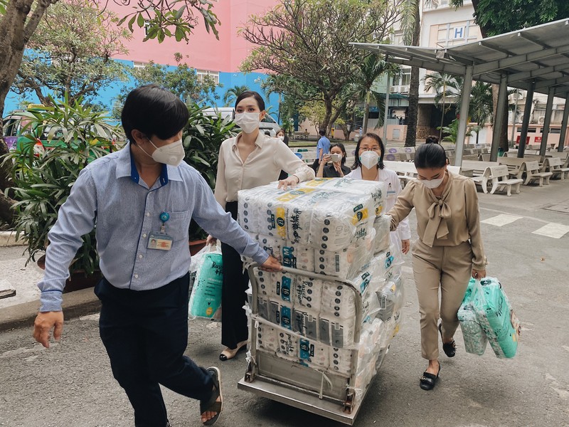 Tường San tặng tã cho các em nhỏ trong khu điều trị COVID - ảnh 3