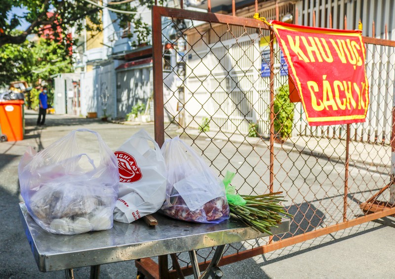 Khu cách ly tuyệt đối không giao nhận trực tiếp, luôn tuân thủ 2m - ảnh 8