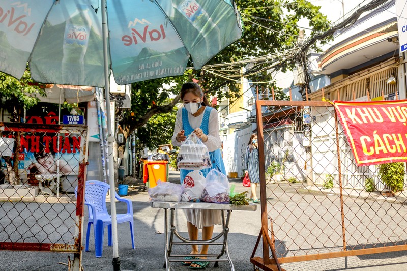 Khu cách ly tuyệt đối không giao nhận trực tiếp, luôn tuân thủ 2m - ảnh 2