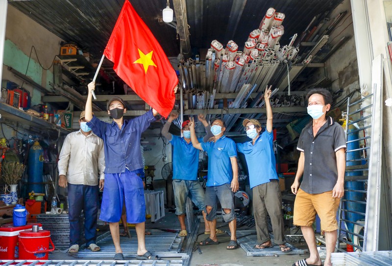 Người lao động hẻm Nguyễn Văn Công phất cờ mừng gỡ phong tỏa - ảnh 10