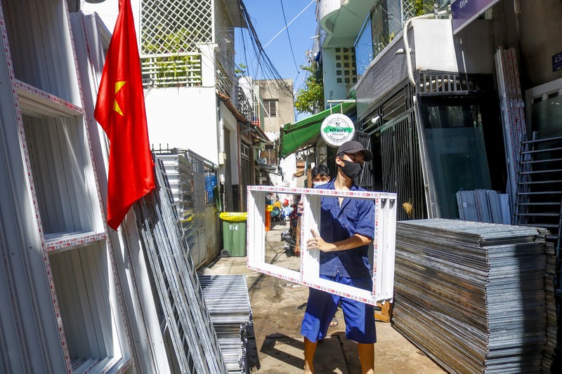 Người lao động hẻm Nguyễn Văn Công phất cờ mừng gỡ phong tỏa - ảnh 13