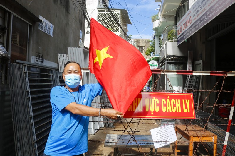 Người lao động hẻm Nguyễn Văn Công phất cờ mừng gỡ phong tỏa - ảnh 1