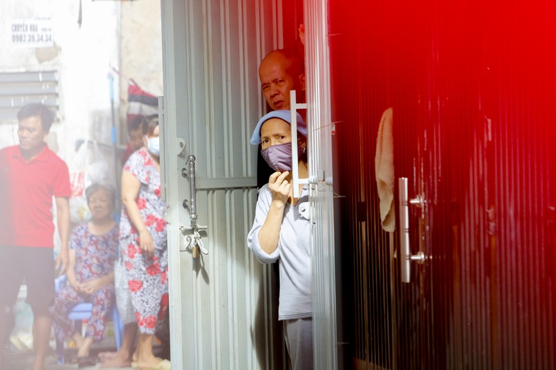 Người lao động hẻm Nguyễn Văn Công phất cờ mừng gỡ phong tỏa - ảnh 2