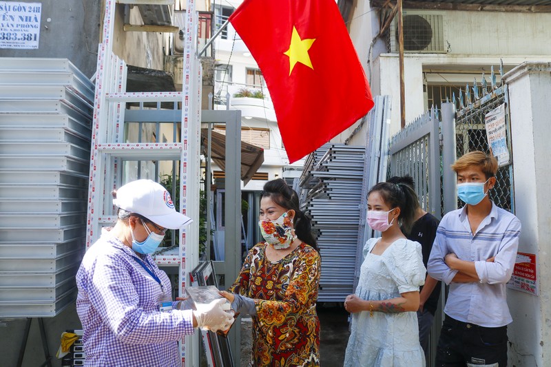 Người lao động hẻm Nguyễn Văn Công phất cờ mừng gỡ phong tỏa - ảnh 7