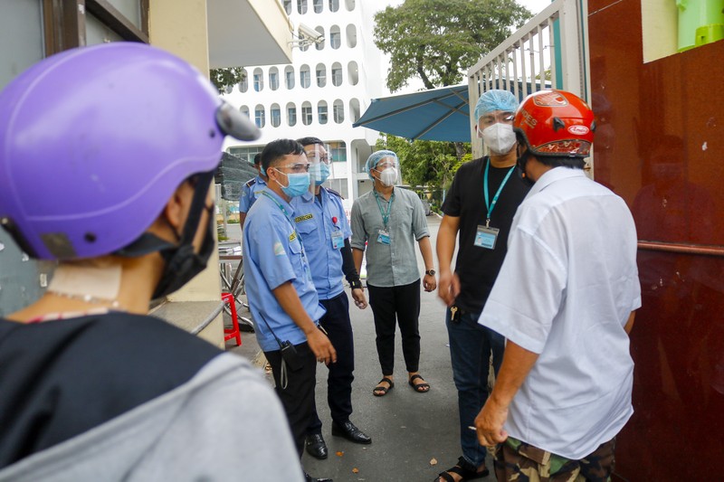 Y bác sĩ, bệnh nhân Bệnh viện Bệnh nhiệt Đới TP.HCM khẩn trương nhận tiếp tế - ảnh 1