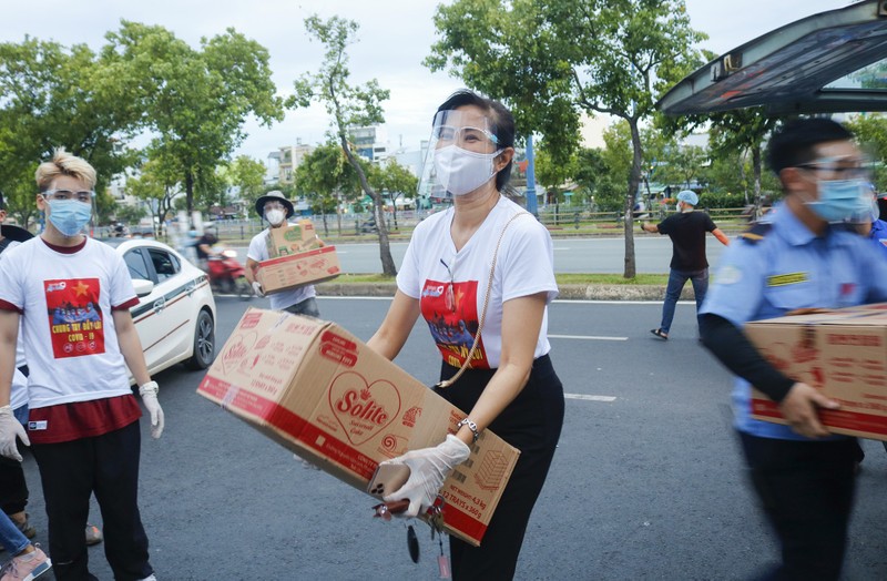 Y bác sĩ, bệnh nhân Bệnh viện Bệnh nhiệt Đới TP.HCM khẩn trương nhận tiếp tế - ảnh 8