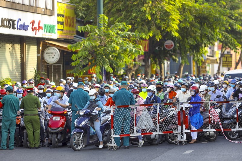 TP.HCM: Chốt kiểm soát dịch ùn ứ nối dài trong sáng đầu tuần - ảnh 13