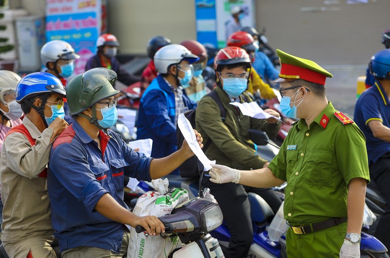 TP.HCM: Chốt kiểm soát dịch ùn ứ nối dài trong sáng đầu tuần - ảnh 4