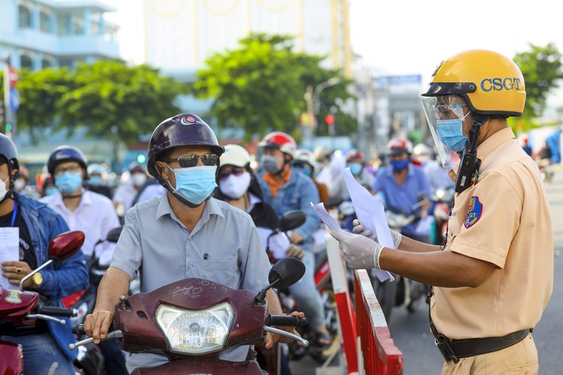 TP.HCM: Chốt kiểm soát dịch ùn ứ nối dài trong sáng đầu tuần - ảnh 9