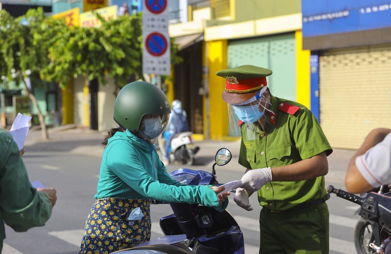 TP.HCM: Chốt kiểm soát dịch ùn ứ nối dài trong sáng đầu tuần - ảnh 10