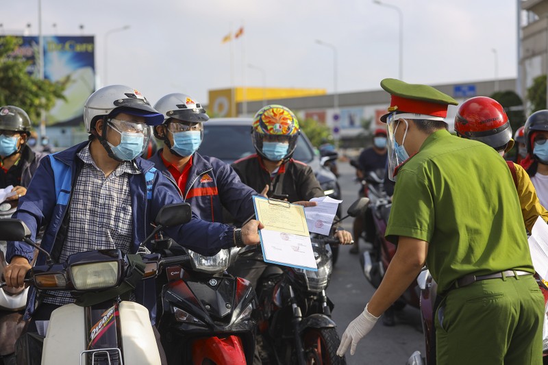 TP.HCM: Chốt kiểm soát dịch ùn ứ nối dài trong sáng đầu tuần - ảnh 8