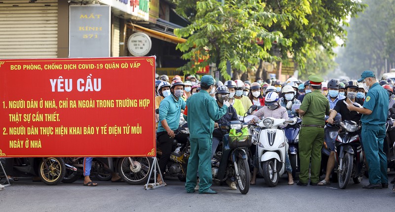 TP.HCM: Chốt kiểm soát dịch ùn ứ nối dài trong sáng đầu tuần - ảnh 12