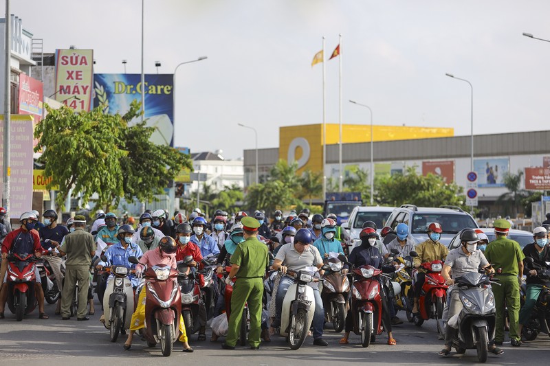 TP.HCM: Chốt kiểm soát dịch ùn ứ nối dài trong sáng đầu tuần - ảnh 7