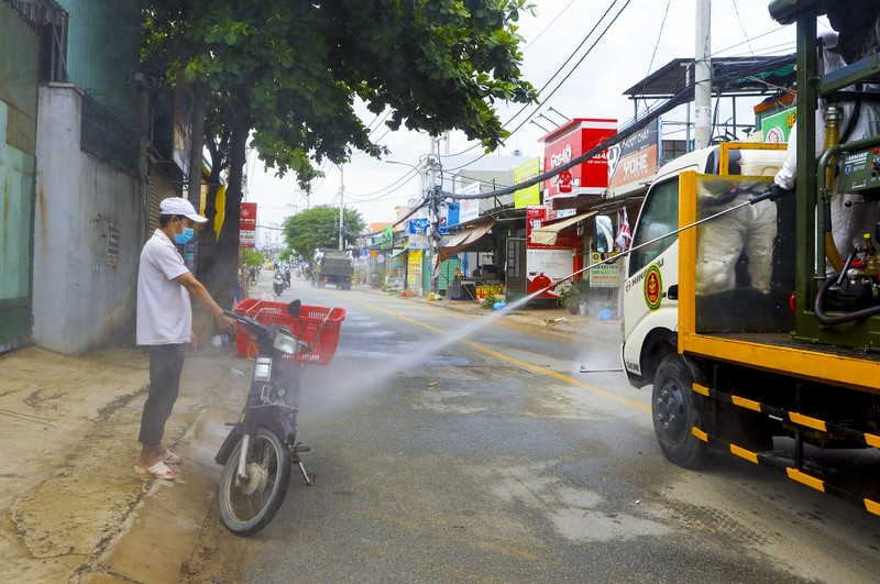 Chùm ảnh: Ngày đầu tiên Quân đội phun khử khuẩn toàn TP.HCM - ảnh 12