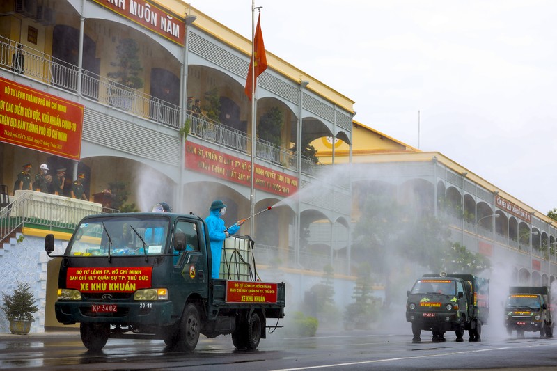 Chùm ảnh: Ngày đầu tiên Quân đội phun khử khuẩn toàn TP.HCM - ảnh 6