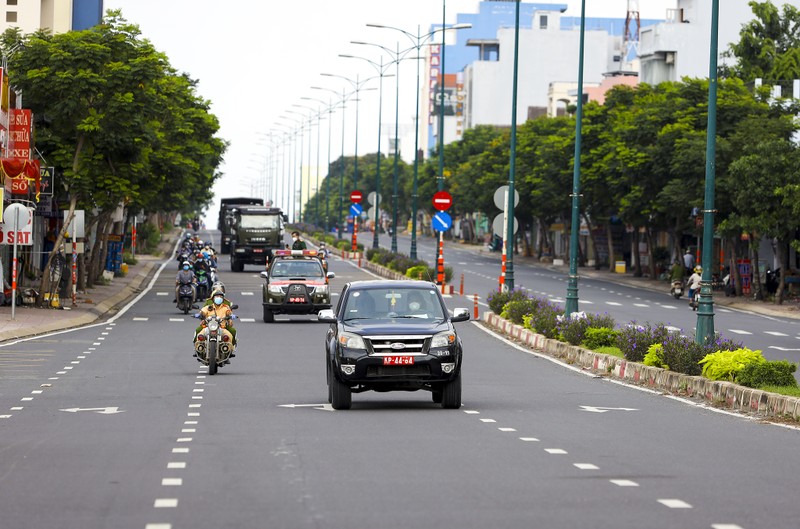 Chùm ảnh: Ngày đầu tiên Quân đội phun khử khuẩn toàn TP.HCM - ảnh 8