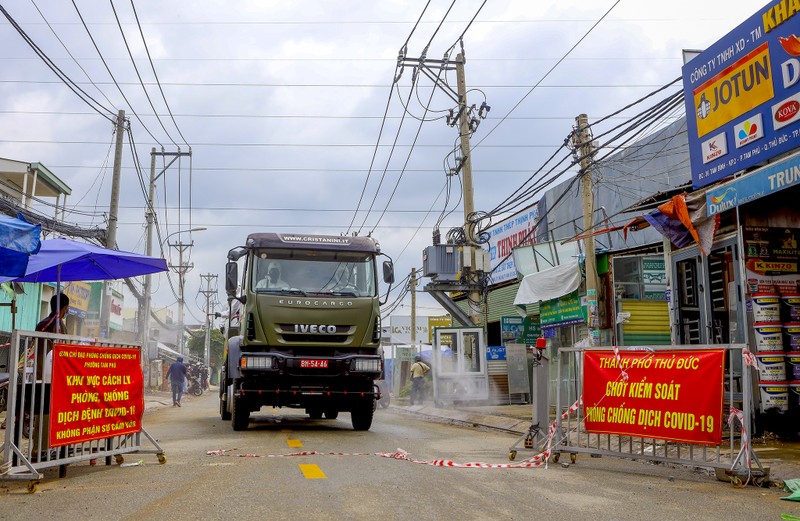 Chùm ảnh: Ngày đầu tiên Quân đội phun khử khuẩn toàn TP.HCM - ảnh 9