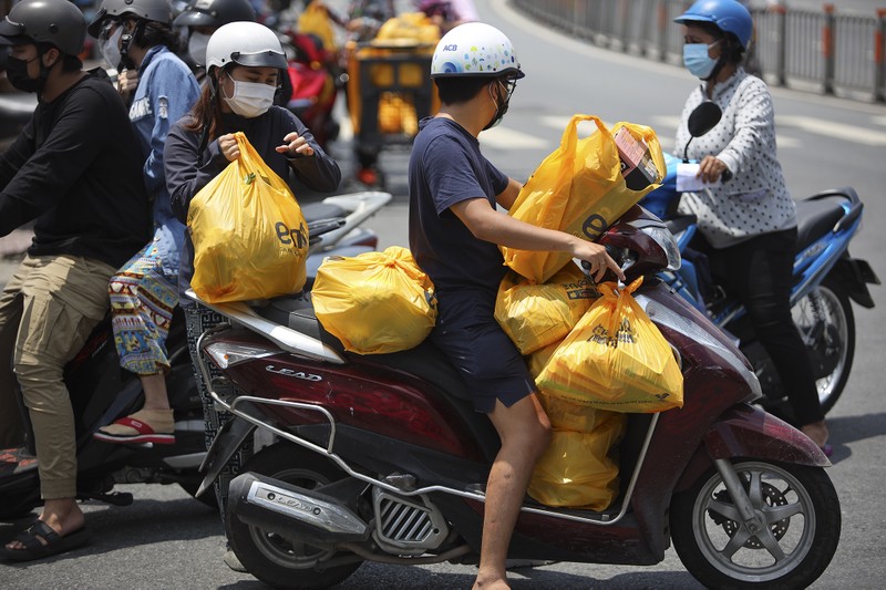 Người dân TP.HCM đợi nhiều giờ để được mua thực phẩm - ảnh 11