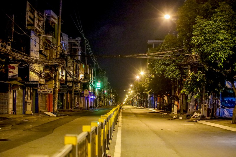 TP.HCM vắng lặng, thực hiện nghiêm phương châm 'ai ở đâu ở yên đó' - ảnh 10