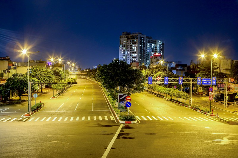 TP.HCM vắng lặng, thực hiện nghiêm phương châm 'ai ở đâu ở yên đó' - ảnh 4