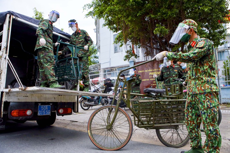  Bộ đội lái xe đạp thồ băng ngõ hẻm, tiếp tế lương thực cho người dân TP.HCM - ảnh 1