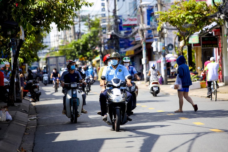 Quận 7 mở cửa: Người dân bắt đầu đi ngân hàng, mua đồ ăn, mua điện thoại - ảnh 14