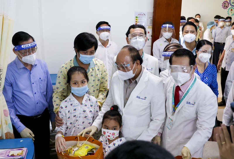 Chủ tịch nước thăm, tặng quà cho bệnh nhi tại Bệnh viện Nhi đồng TP.HCM  - ảnh 1