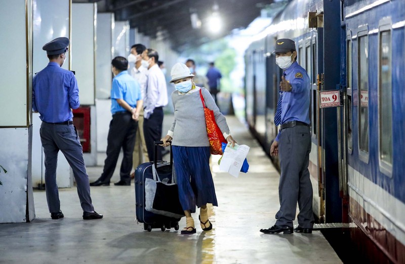 Không đủ điều kiện phòng dịch, nhiều hành khách lỡ hẹn chuyến tàu hồi hương - ảnh 9