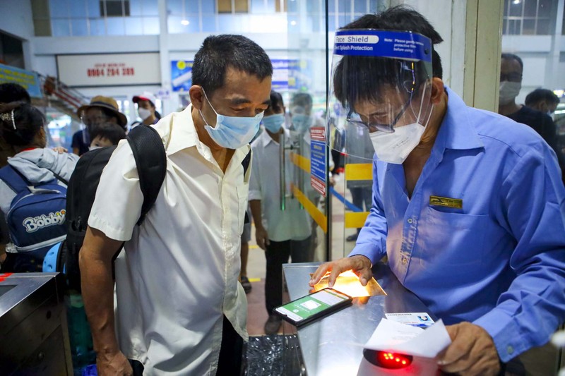 Không đủ điều kiện phòng dịch, nhiều hành khách lỡ hẹn chuyến tàu hồi hương - ảnh 8