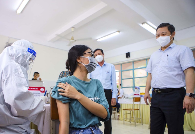 Chùm ảnh: Học sinh lớp 12 được tiêm vaccine, mong sớm trở lại trường học - ảnh 14