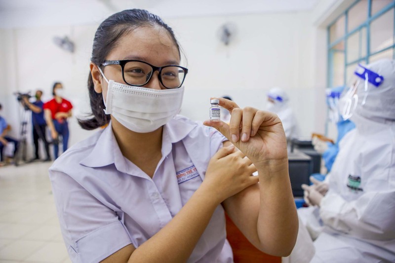 Chùm ảnh: Học sinh lớp 12 được tiêm vaccine, mong sớm trở lại trường học - ảnh 8