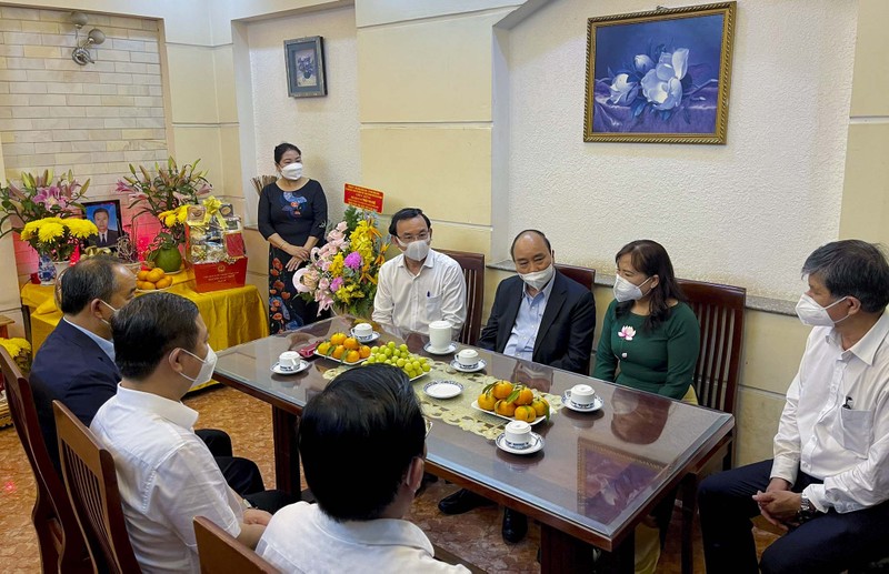 Chủ tịch nước Nguyễn Xuân Phúc thăm các nhà giáo tiêu biểu tại TP.HCM - ảnh 1