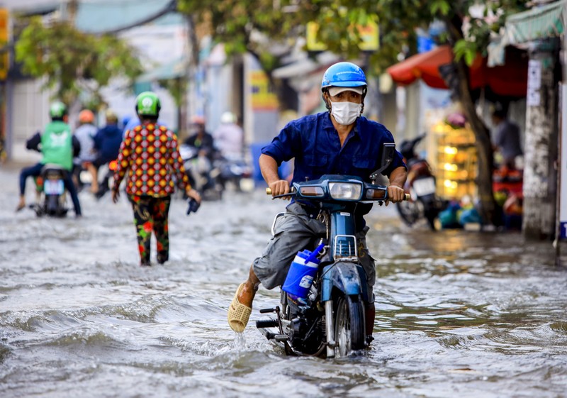 Ảnh: Người dân ngán ngẩm với đợt triều cường cao nhất năm - ảnh 3