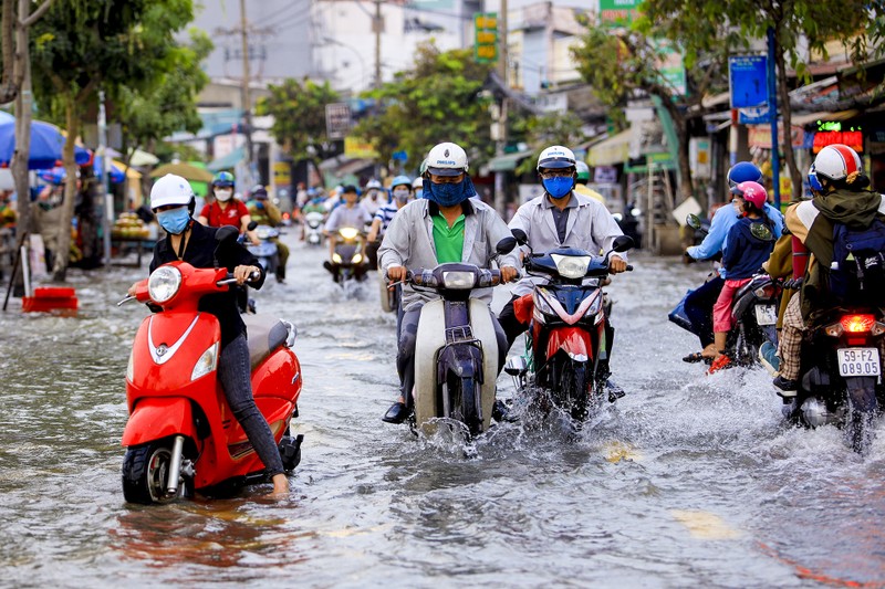 Ảnh: Người dân ngán ngẩm với đợt triều cường cao nhất năm - ảnh 2