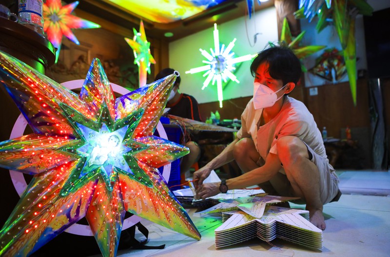 Chùm ảnh: Người đầu tiên làm đèn LED Giáng sinh ở Sài Gòn  - ảnh 8