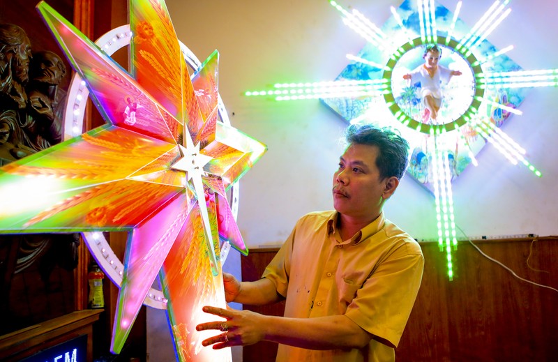 Chùm ảnh: Người đầu tiên làm đèn LED Giáng sinh ở Sài Gòn  - ảnh 2