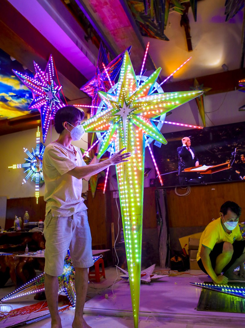Chùm ảnh: Người đầu tiên làm đèn LED Giáng sinh ở Sài Gòn  - ảnh 6