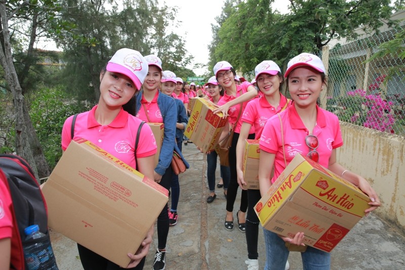 Nữ sinh viên Việt Nam khoe sắc, trổ tài bên chiến sĩ bộ đội biên phòng - ảnh 3