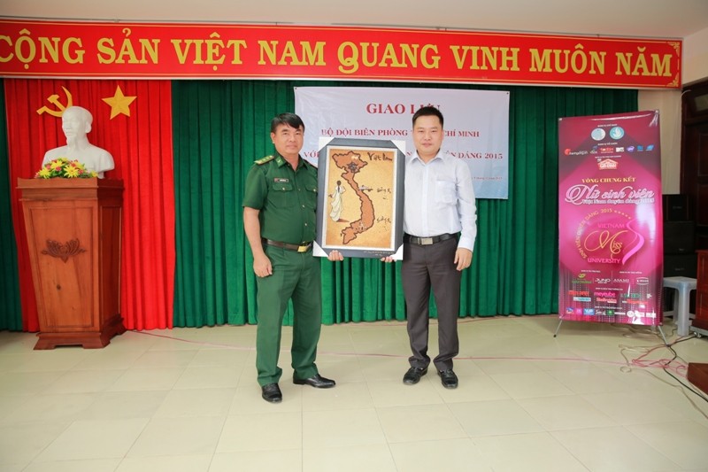 Nữ sinh viên Việt Nam khoe sắc, trổ tài bên chiến sĩ bộ đội biên phòng - ảnh 2